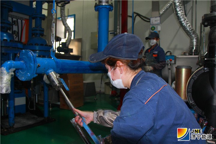 5月8日，落陵盛源：矿用产品公司设计锚固剂生产线半自动灌装设备（郝晓霞）01.jpg