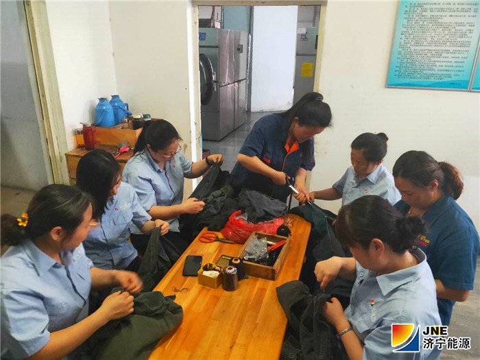 2019年6月19日，运河煤矿女工协管员“将安全缝到衣服里”(张弘）.jpg