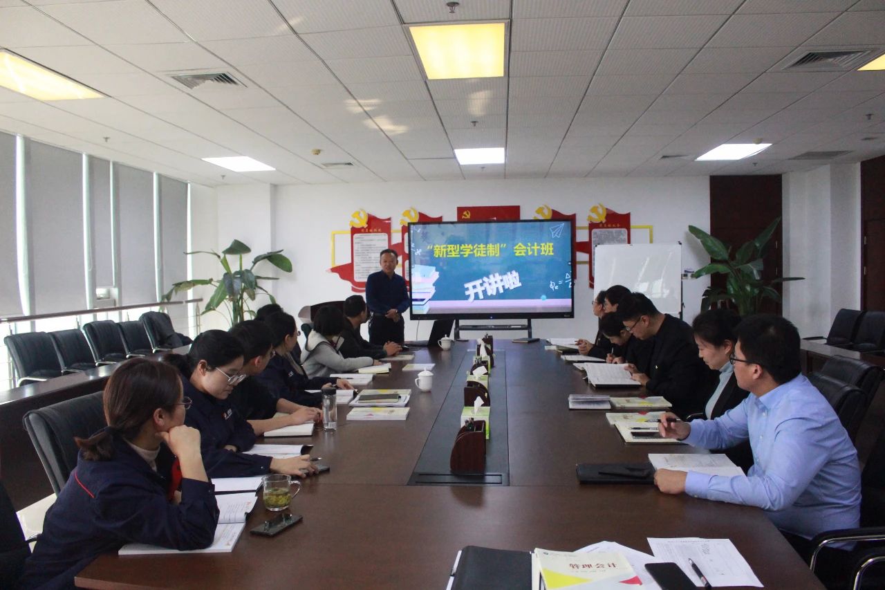 “新型学徒制”会计班在东方圣城租赁公司开讲.jpg