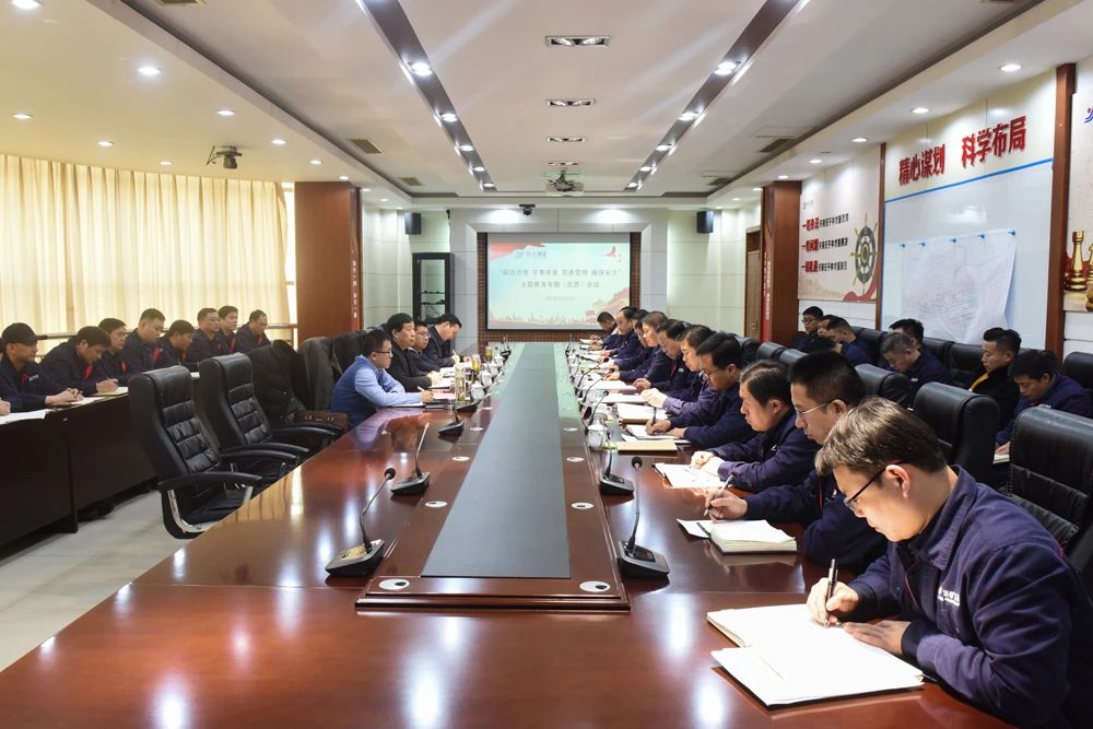 侯馨芳参加指导霄云煤矿领导班子安全反思主题教育专题会.jpg