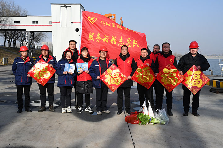 2023年1月19日，任城港航服务站与跃进港联合为船员送“节礼”（地点：跃进港 拍摄“宫铭） (4).jpg