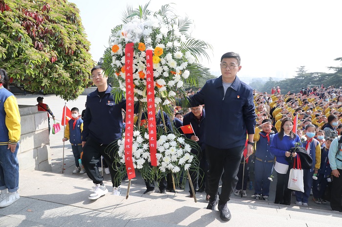 3月30日，济宁能源花园煤矿组织开展“树牢政治意识 对党绝对忠诚”主题党日活动。图为党员代表向烈士敬献花篮。（地点：淮海战役纪念馆 摄影：仇文）.jpg