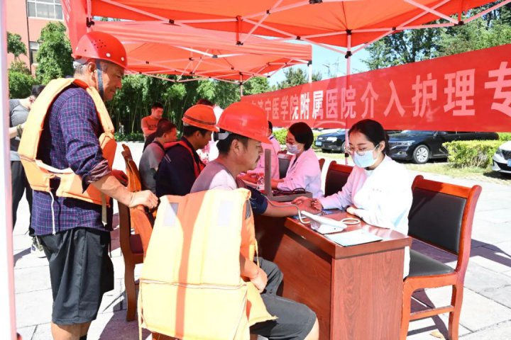 船员在跃进港挂上了附院“专家号”