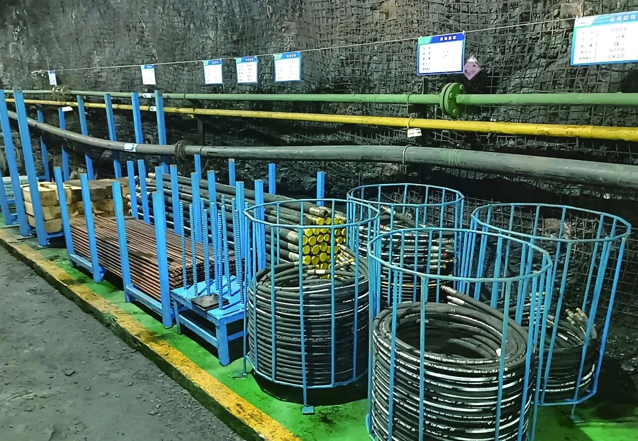 1758455968435266.jpg 花园煤矿分类、整齐码放的各类物料.jpg