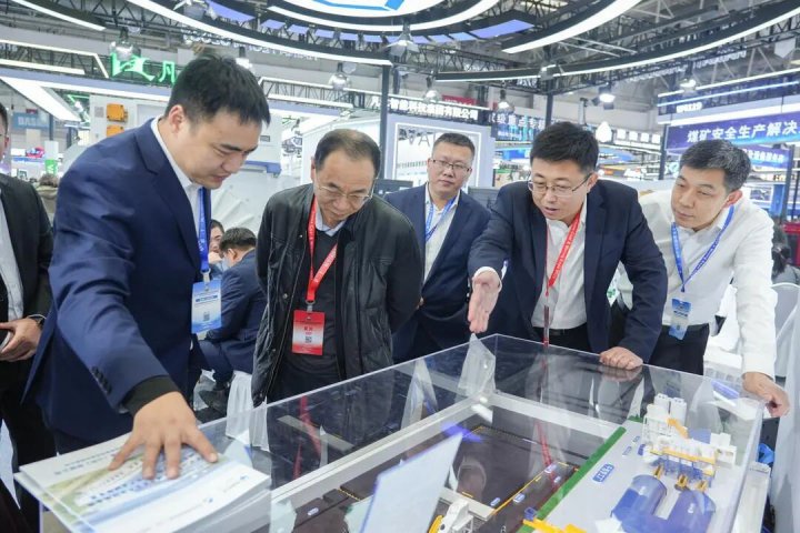 中国工程院院士到中国国际煤炭展海纳科技展区参观交流