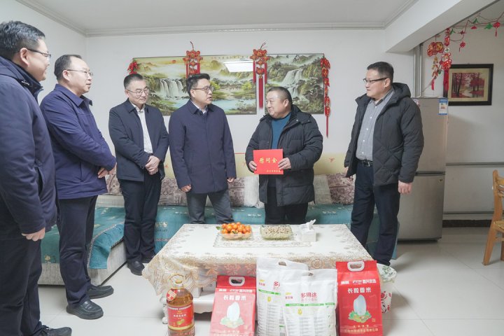 市国资委领导走访慰问山东融汇集团困难党员、老干部家属